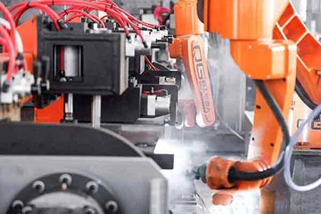 Robô de solda final está prestes a ser colocado em uso em grande escala.jpg End beam welding robot is about to put into use on a large scale.jpg