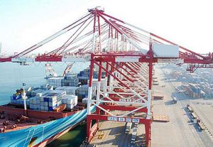 Guindaste do recipiente do cais